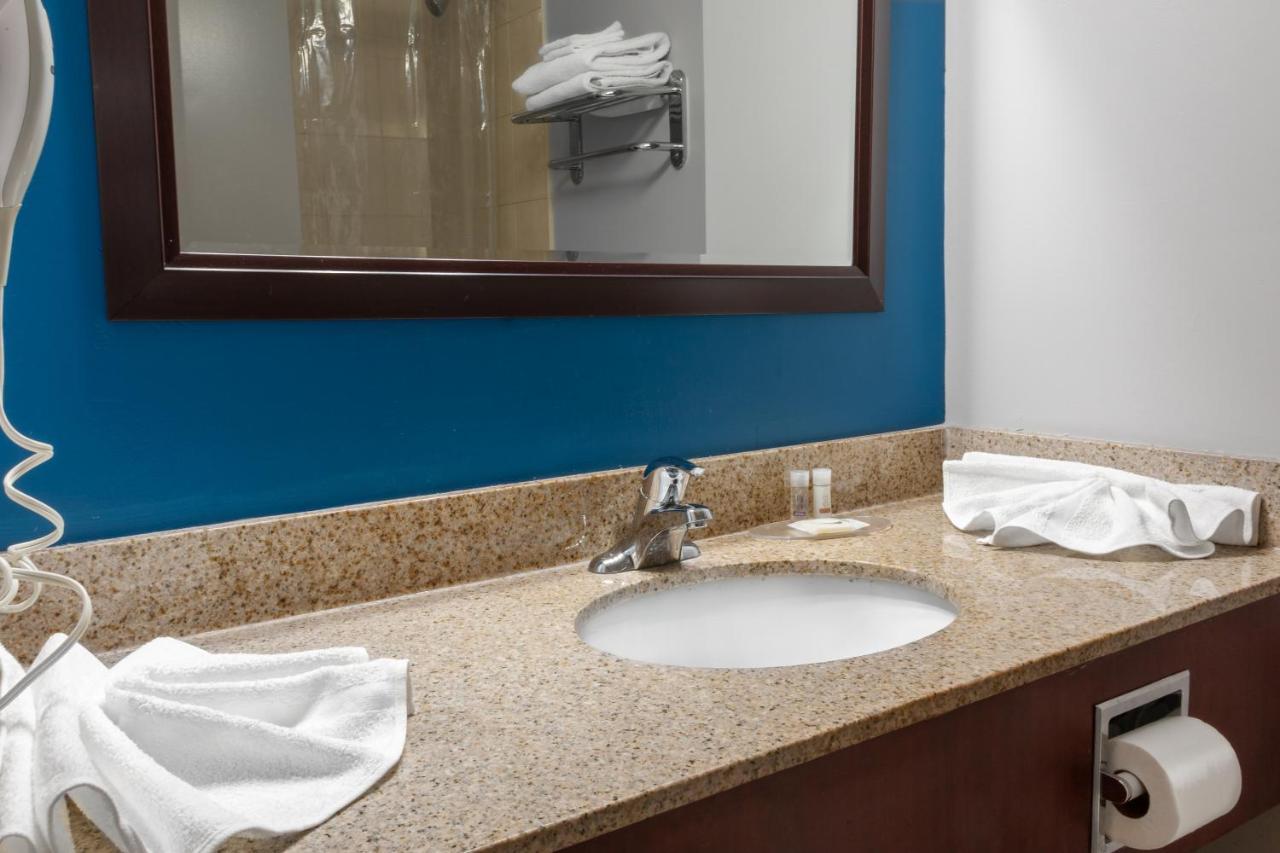 Premier Inn & Suites - Downtown ハミルトン エクステリア 写真